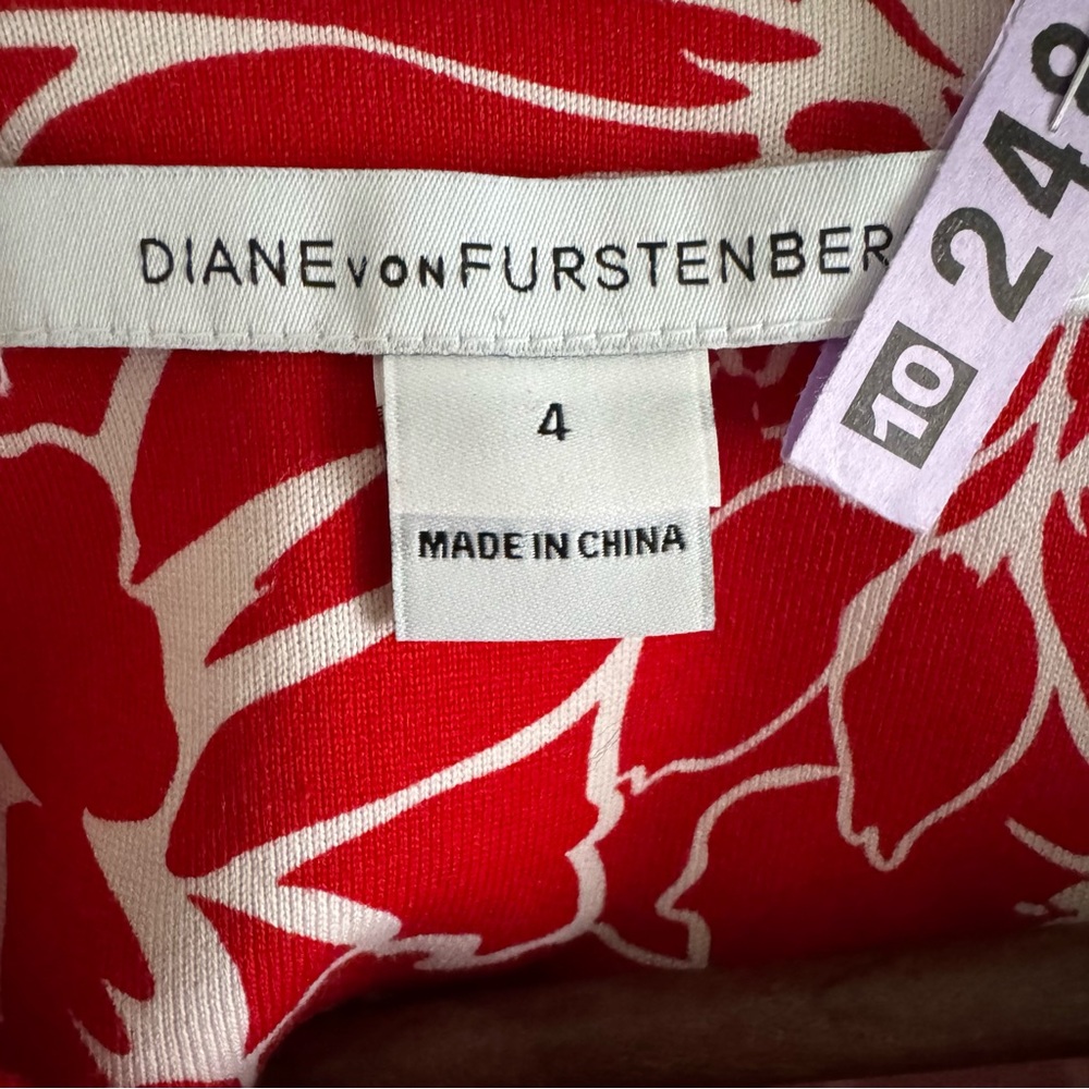 Diane Von Furstenberg Faux Wrap Zoe Dress in Red & White Floral Print. Size: 4 - Picture 3 of 9
